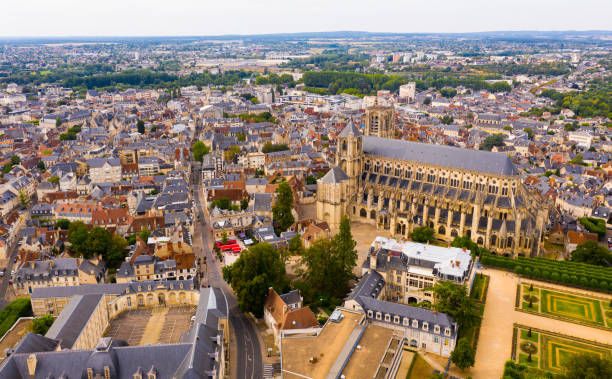 vista drone della città francese di bourges con cattedrale - cher foto e immagini stock