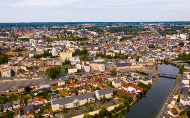 widok z lotu ptaka na francuskie miasto vierzon - cher france village centre zdjęcia i obrazy z banku zdjęć