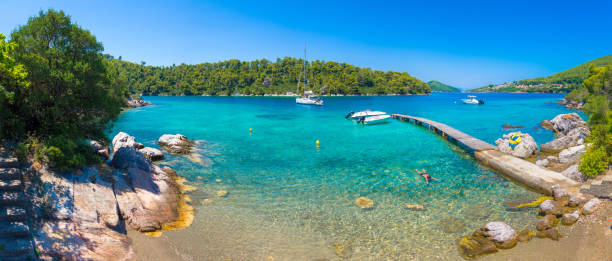 incredibile spiaggia nel blo del fiordo, vicino alla famosa spiaggia di panormos, skopelos, grecia. - ketch foto e immagini stock