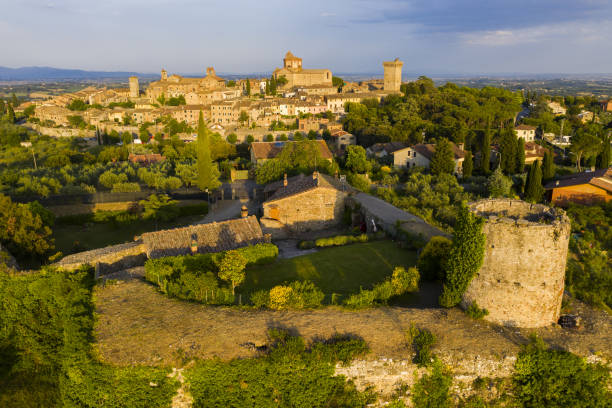 Lucignano town in Tuscany from above Evening photo of small historic town Lucignano in Tuscany from above along with old Medici fort tower, Italy cortona stock pictures, royalty-free photos & images
