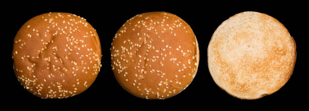 ensemble de pain de hamburger isolé sur le fond noir. vue d’en haut. - char grilled photos et images de collection