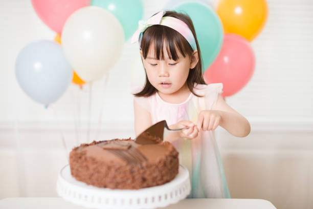 어린 소녀는 그녀의 4 년 생일을 축하하기위한 생일 케이크를 잘라 - cute 4 5 years little girls party 뉴스 사진 이미지