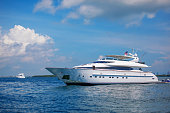 yacht-in-miami-florida.jpg?b=1&s=170x170&k=20&c=rQA8qPZ_8UFwH8ENLVdAdfMSL6DGRjTgG3a1Ydv_Uis=