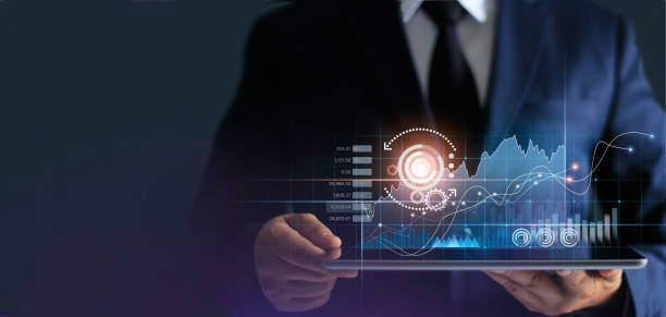 homme d’affaires utilisant la tablette analysant des données de vente et le diagramme graphique de croissance économique. stratégie d’affaires. icône abstraite. marché boursier, banque et marketing numérique. - performance improvement graph growth photos et images de collection