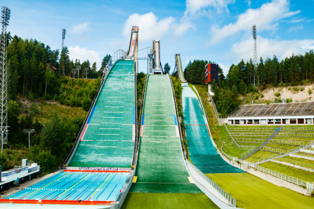 centre sportif de lahti avec trois tours de saut à ski - ski jumping hill photos et images de collection