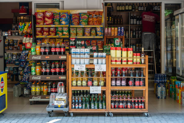 ギリシャ、コス島の路上にある食料品店 - wine wine bottle drink alcohol ストックフォトと画像