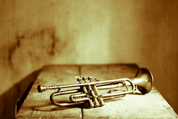 eine schöne jazztrompete auf einem alten tisch - texas blues stock-fotos und bilder