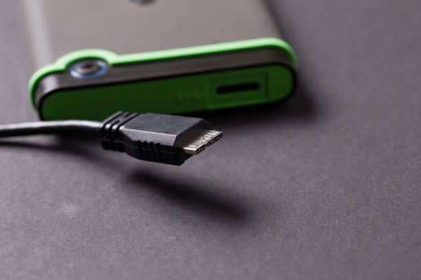 黒い孤立した背景クローズアップ上のハードディスク - usb flash drive usb cable isolated close up ストックフォトと画像