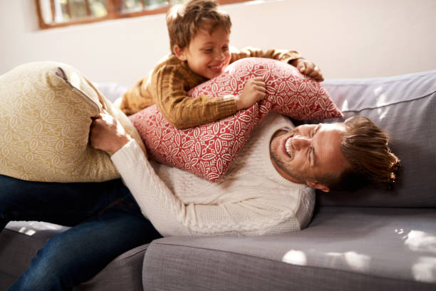 ¡te dije que te ganaría! - lucha con almohada fotografías e imágenes de stock