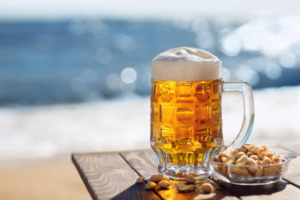tazza di birra - beer nuts foto e immagini stock