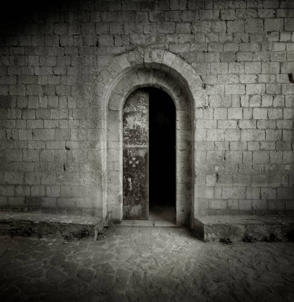 medieval door at ancient stone building in a sinister ambience - lock door horror gate imagens e fotografias de stock