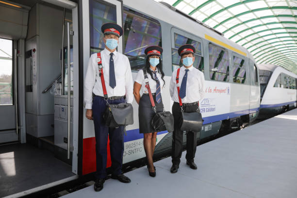 dettagli dalla stazione ferroviaria di nuova costruzione all'aeroporto internazionale henri coanda. - cfr foto e immagini stock