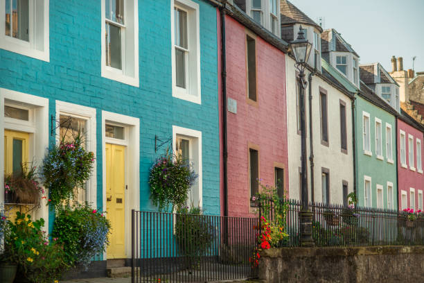 colorful terrace houses and hanging baskets on a street in south queensferry, scotland - southern charm imagens e fotografias de stock