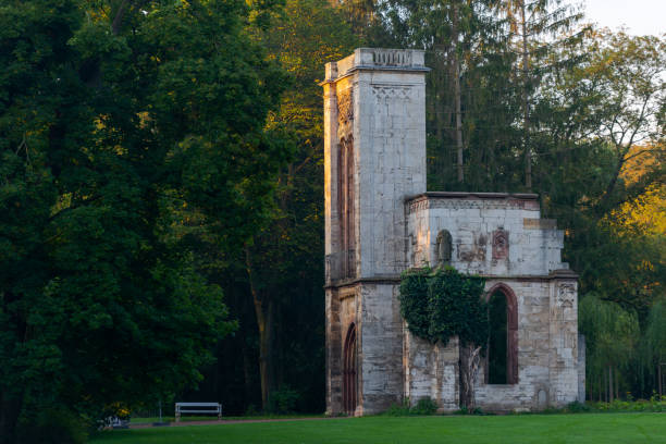 tempelherrenhaus en el parque an der ilm en weimar am beethovenplatz en la mañana en otoño con niebla - städteurlaub fotografías e imágenes de stock