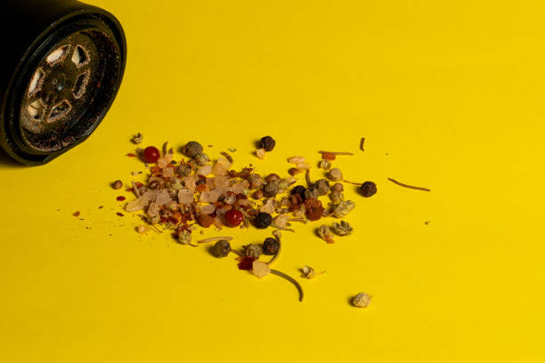 黄色の背景に分離スパイシーなヒマラヤ塩とコショウミル塩シェーカー。 - pepper mill pepper shaker pepper pink ストックフォトと画像