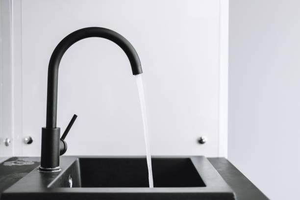부엌에서 흐르는 물이있는 실행 수돗물. 수돗물은 물을 실행할 수 있습니다. - faucet water drop house 뉴스 사진 이미지
