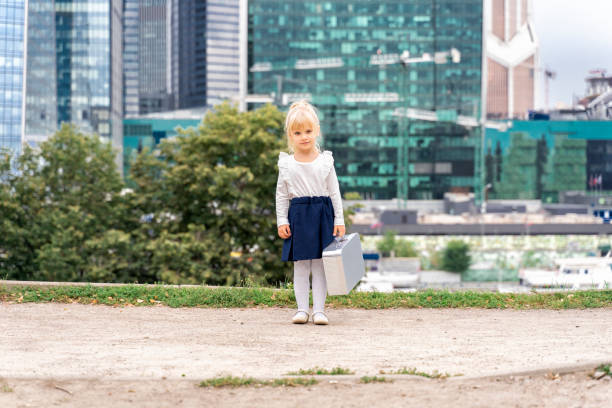 belle petite fille 4 ans dans un chemisier blanc - schoolgirl child backpack book bag photos et images de collection