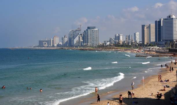 horizonte de tel aviv com praias da cidade o tempo todo. a foto tirada de jaffa. - israel tel aviv skyscraper seascape - fotografias e filmes do acervo