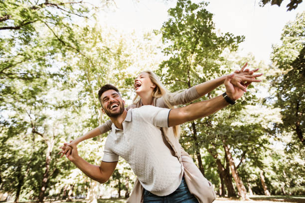 porträt des romantischen paares genießen im park, spaß haben. - attractive couple stock-fotos und bilder