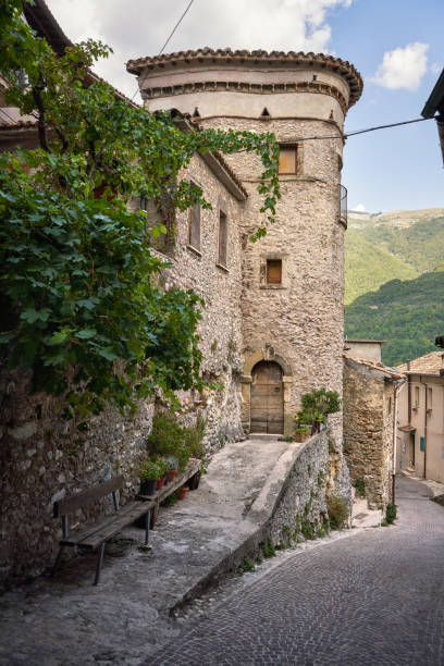 Castel di Tora alley at Lago del Turano in Lazio, Italy Hill town alley at Lago del Turano, an artificial lake in the Province of Rieti rieti stock pictures, royalty-free photos & images