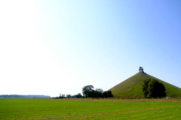 vue de famous lion’s mound (butte du lion), une colline artificielle conique située dans la municipalité de braine-l’alleud commémorant la bataille de waterloo en belgique le 19 septembre 2020. - waterloo region photos et images de collection