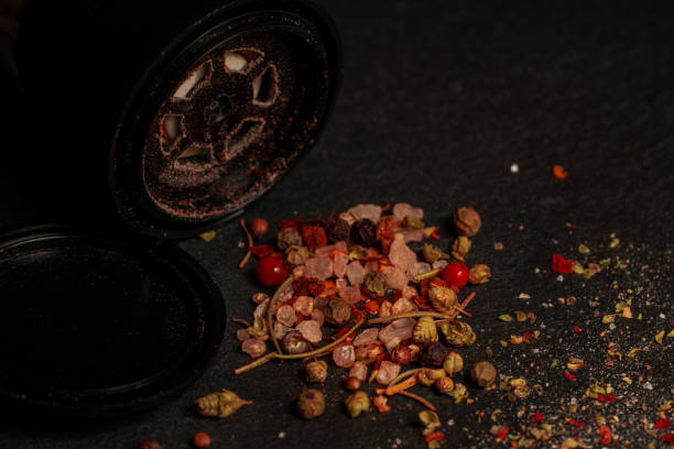 shaker di sale e pepe piccante dell'himalaya, su sfondo scuro. - pepper mill pepper shaker pepper pink foto e immagini stock