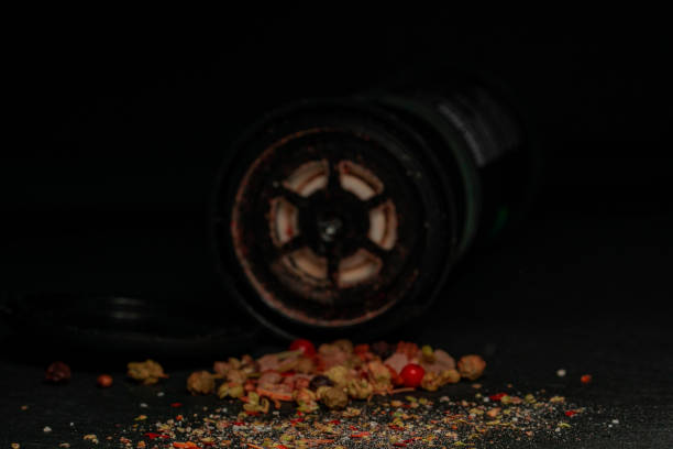 shaker di sale e pepe piccante dell'himalaya, su sfondo scuro. - pepper mill pepper shaker pepper pink foto e immagini stock
