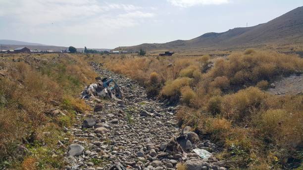 le concept de réchauffement climatique- la planète terre devient une planète morte, il n’y a que des roches et des débris dans le lit sec de la rivière. les gens détruisent la planète terre. - global warming drought riverbank dirt photos et images de collection