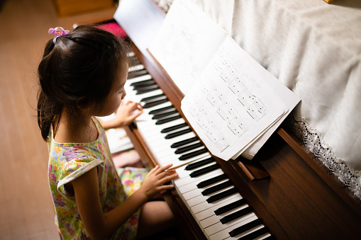 Children to play the piano