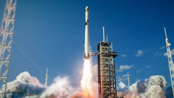 Shot of a Launch Pad Complex: Successful Rocket Launching with Crew on a Space Exploration Mission. Flying Spaceship Blasts Flames and Smoke on a Take-Off. Humanity in Space, Conquering Universe. disparo de un complejo de plataforma de lanzamiento: lanzamiento exitoso de cohetes con tripulación en una misión de exploración espacial. la nave espacial voladora lanza llamas y humo en un despegue. la humanidad en el espacio, conquistando el universo