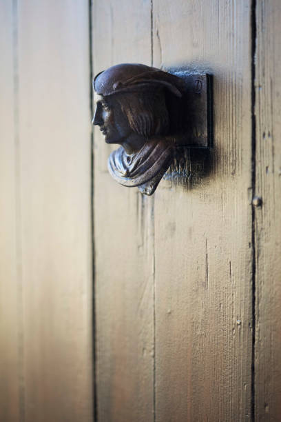 head on a door knob - european culture ancient architecture still life imagens e fotografias de stock