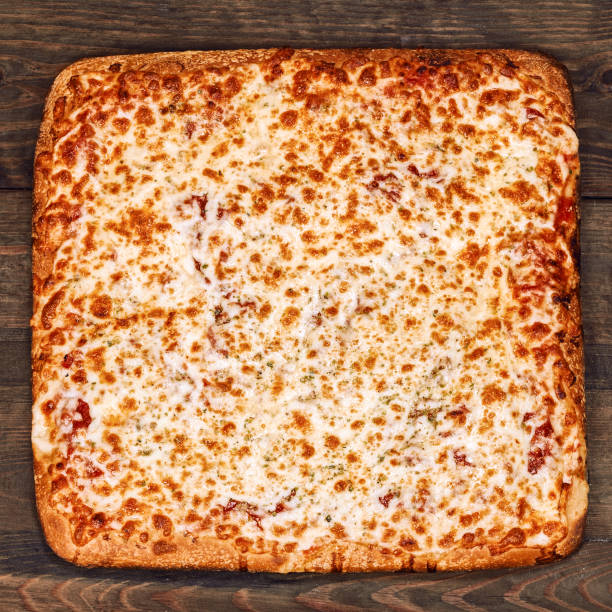 pizza de comida italiana grande com queijo mussarela derretido e tomates - nobody baking food and drink food - fotografias e filmes do acervo