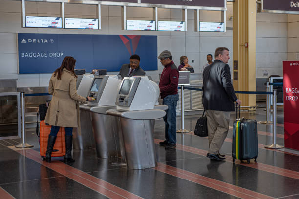 로널드 레이건 워싱턴 내셔널 공항의 키오스크에서 델타 항공 셀프 체크인을 사용하는 사람들. - ronald reagan 뉴스 사진 이미지