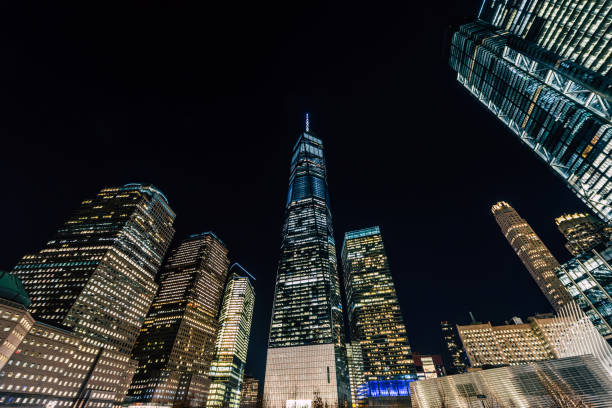 low angle, vista notturna dei grattacieli nel centro di manhattan - dramatic sky manhattan moody sky new york city foto e immagini stock