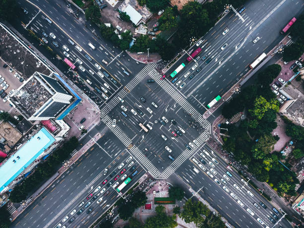 widok drona na pieszych przechodzących przez z zatłoczonym ruchem - beijing traffic land vehicle city street zdjęcia i obrazy z banku zdjęć