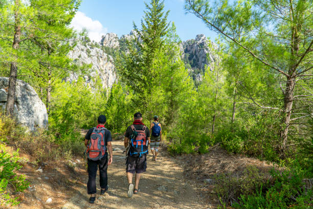 montaña bozburun (2504 m), serik, antalya, turquía - serik fotografías e imágenes de stock