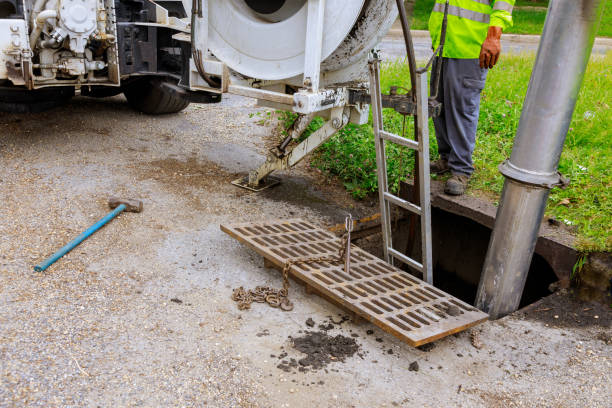 下水産業クリーニングトラックは、下水道ラインでの清掃トラックの清掃閉塞。 - sewage truck ストックフォトと画像