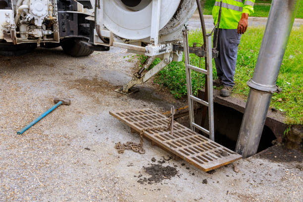 caminhão de limpeza industrial de esgoto limpa bloqueio em uma linha de esgoto. - sewage truck - fotografias e filmes do acervo