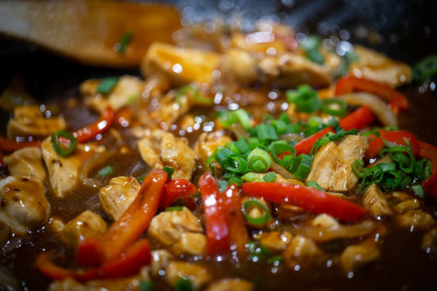 nahaufnahme auf general tao platte - general tao chicken stock-fotos und bilder