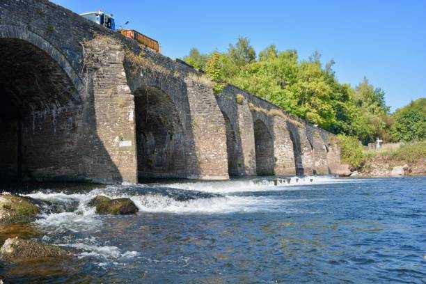 древний абергавенский мост через реку уск - river usk стоковые фото и изображения