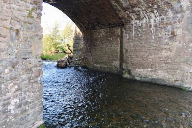 древний абергавенский мост через реку уск - river usk стоковые фото и изображения