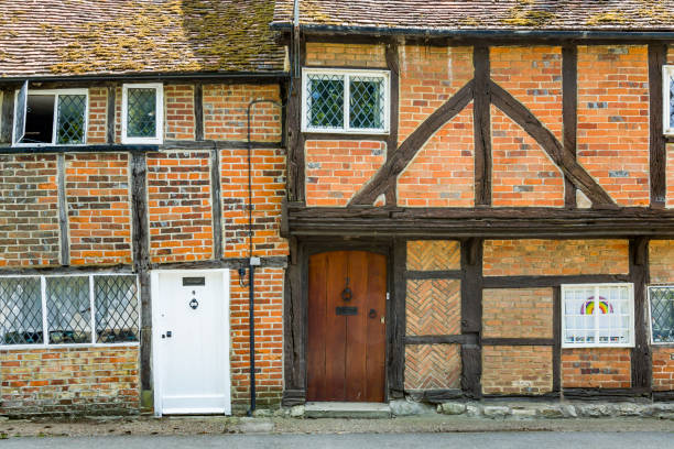 rangée de vieux chalets, royaume-uni - tudor style house timber window photos et images de collection
