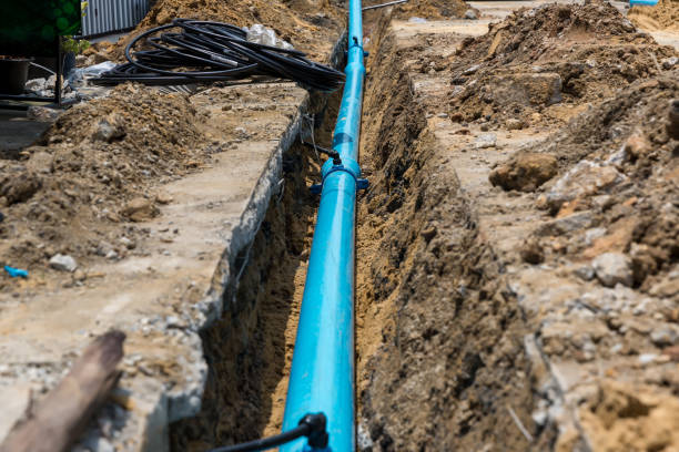 chantier avec de nouvelles conduites d’eau dans le sol. tuyaux d’égout à réparer ou à restaurer dans la ville de rue - water system photos et images de collection