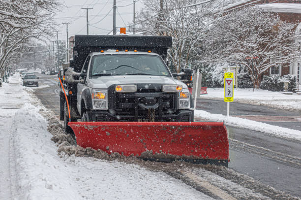 spazzaneve strada di pulizia camion durante la bufera di neve blizzard - snow cleaning foto e immagini stock