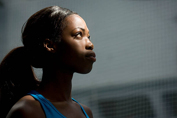女性を見上げるライト - 運動選手 ストックフォトと画像