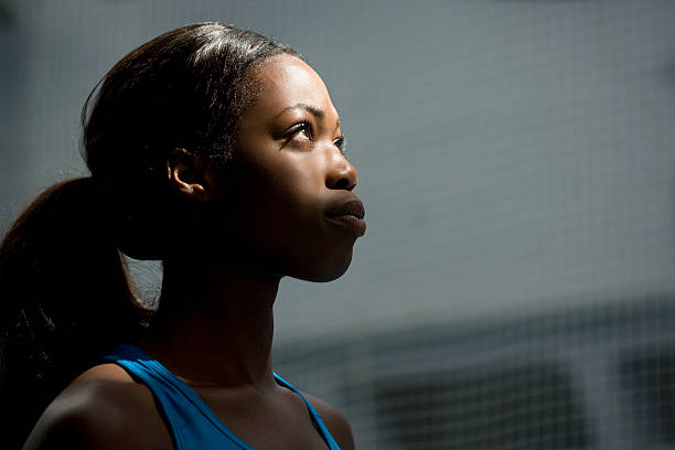 mulher olhando para cima em luz - atleta imagens e fotografias de stock