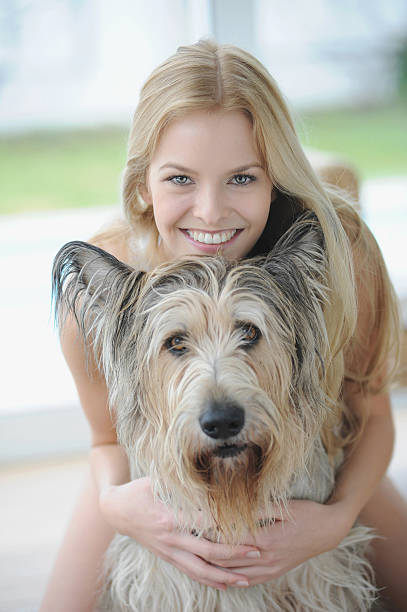 donna sorridente regolabile per cane a casa - fey foto e immagini stock