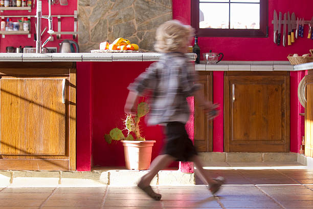 junge laufen in der küche - @jackstar stock-fotos und bilder