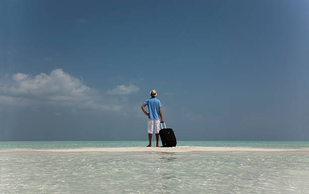 perdido hombre con equipaje en la playa - lost beach fotografías e imágenes de stock