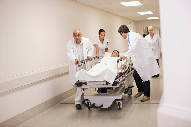 médecins se précipiter le patient couloir - roll away bed photos et images de collection